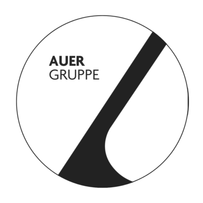 Rundes Logo der Auer Gruppe mit minimalistischem Schriftzug und einer markanten, aufsteigenden schwarzen Grafik auf weißem Grund.