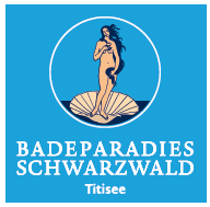 Das Logo des Badeparadies Schwarzwald zeigt eine stilisierte Darstellung der Venus, die aus einer Muschel steigt, innerhalb eines weißen Kreises auf einem hellblauen quadratischen Hintergrund. Unter dem Kreis steht in weißer, serifenloser Schrift in zwei Zeilen "BADEPARADIES SCHWARZWALD" und darunter, etwas kleiner, "Titisee
