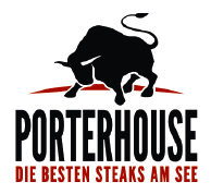Das Logo des Restaurants Porterhouse zeigt eine stilisierte, schwarze Silhouette eines stürmenden Bullen über einem geschwungenen, roten Pinselstrich. Unter dem Pinselstrich steht in großen, schwarzen, serifenlosen Buchstaben "PORTERHOUSE" und darunter in kleineren, roten, serifenlosen Buchstaben "DIE BESTEN STEAKS AM SEE". Der Hintergrund ist weiß.