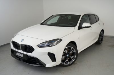 Eine weiße BMW 116 Limousine steht in einem Studio und ist schräg von vorne links abgebildet.