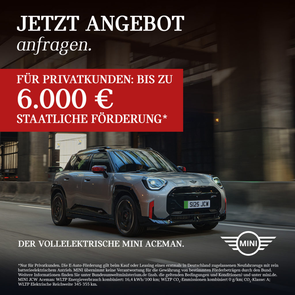 Werbebild für den vollelektrischen MINI Aceman in Silber mit schwarzem Dach. Das Fahrzeug fährt durch eine urbane Unterführung. Ein rotes Textfeld bewirbt für Privatkunden eine staatliche Förderung von bis zu 6.000 €. Unten rechts ist das MINI Logo platziert, ergänzt durch kleingedruckte rechtliche Hinweise und Verbrauchswerte am unteren Rand.