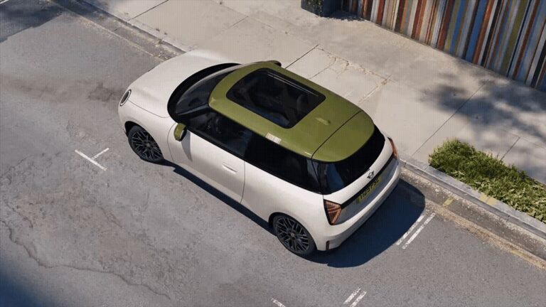 Cremeweißer Mini Cooper mit olivenfarbenem Dach und Panoramadach aus der Vogelperspektive.